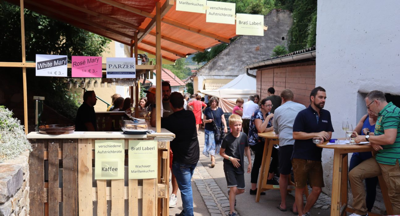 Essensstand mit Besuchern des Kellergassenfestes in Höbenbach