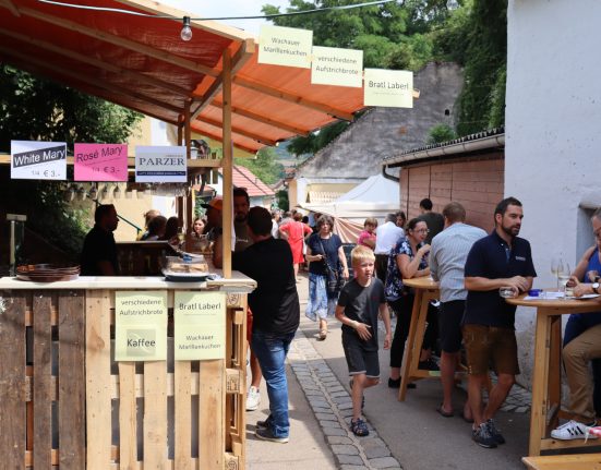 Essensstand mit Besuchern des Kellergassenfestes in Höbenbach