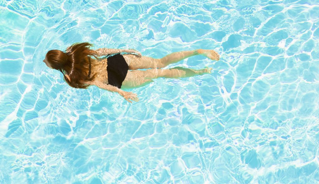 Frau mit Bikini im Swimming Pool