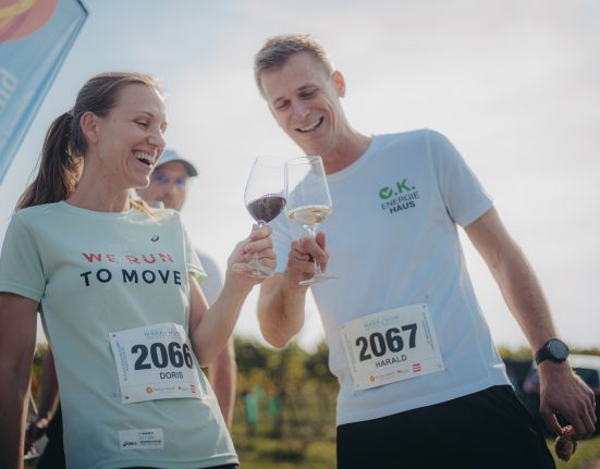 Teilnehmer des Blaufränkisch Marathons beim Wein trinken
