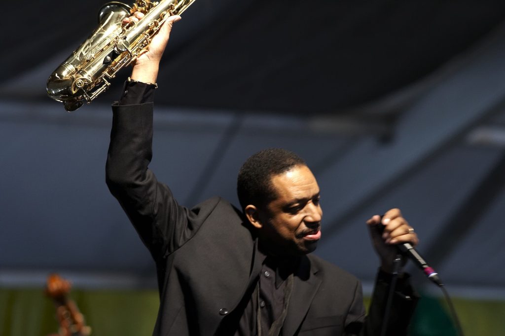 Der Saxophonist vor einem Mikrophon auf einem Konzertpodium © Derek Bridges, New Orleans, LA