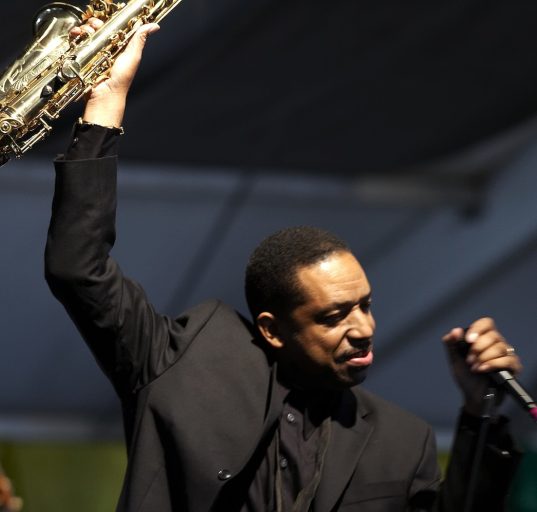 Der Saxophonist vor einem Mikrophon auf einem Konzertpodium © Derek Bridges, New Orleans, LA
