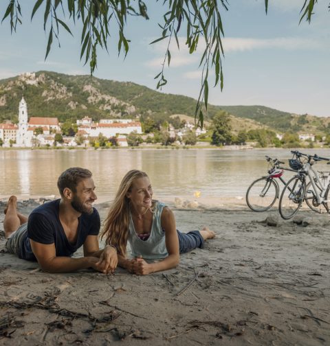 Zwei Urlauber auf der Donau mit Blick auf Dürnstein