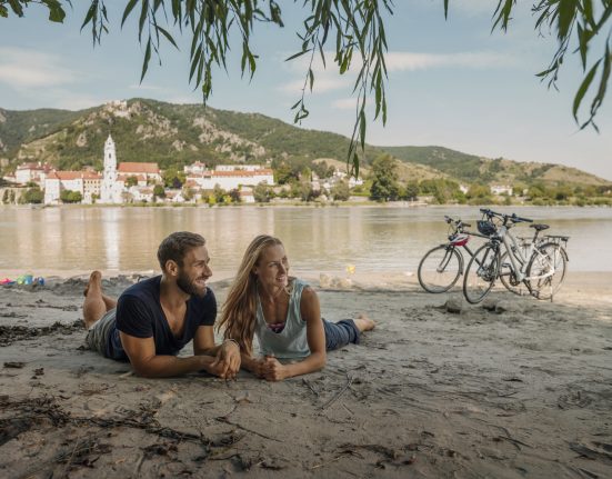 Zwei Urlauber auf der Donau mit Blick auf Dürnstein