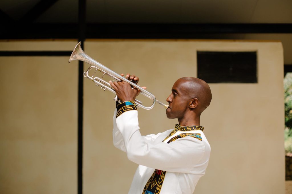 Ein Musiker mit seinem Instrument: der Trompeter Hermon Mehari © Maria Jarzyna
