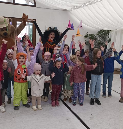 Kinder beim Kittenbergers Halloween im Garten Fest im letzten Jahr