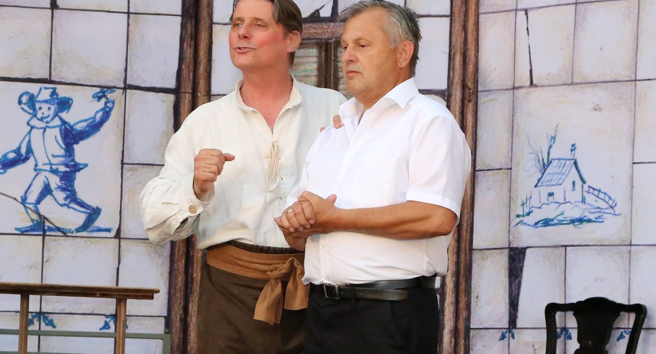 Intendant Christian Spatzek mit Obmann Johann Maszl auf der Bühne des Theater Sommer Parndorf.