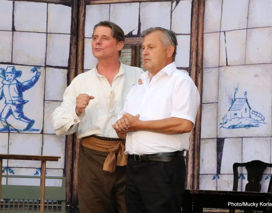 Intendant Christian Spatzek mit Obmann Johann Maszl auf der Bühne des Theater Sommer Parndorf.