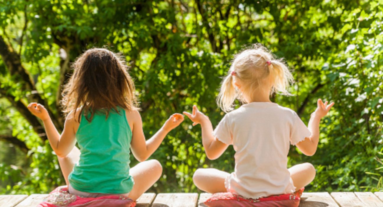 Beim Kinderyoga werden einfache Übungen spielerisch erklärt. © Getty Images