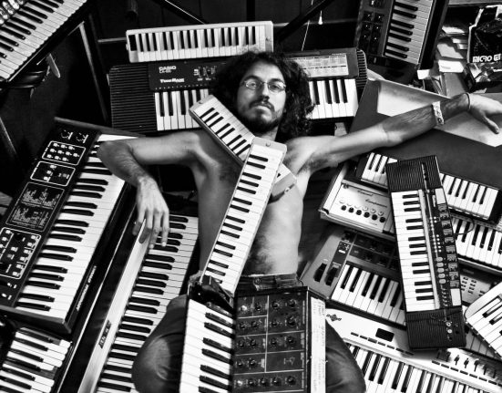 Leo Genovese liegt inmitten von vielen Keyboards am Boden, einige liegen auch auf ihm © Carlos Pericas