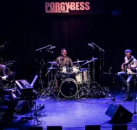 Vier Musiker auf einem Konzertpodium. In der Mitte der Schlagzeuger Robert Castelli © Porgy