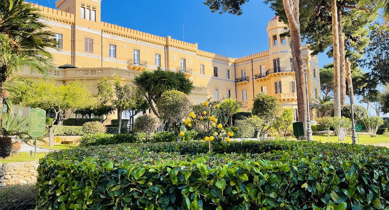 Blick durch den Garten auf die Villa Igiea in Palermo