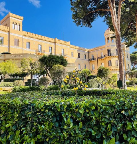 Blick durch den Garten auf die Villa Igiea in Palermo