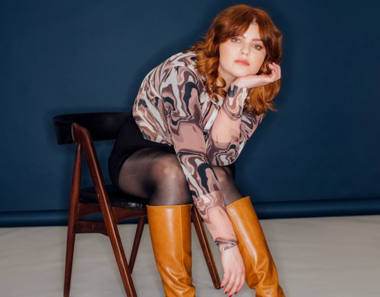 Autorin Sophie Passmann im Portrait auf einem Sessel sitzend