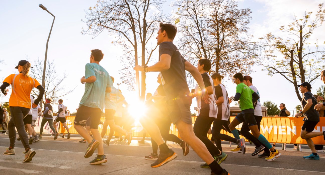 LäuferInnen beim Vienna Business Run mit Sonne im Hintergrund