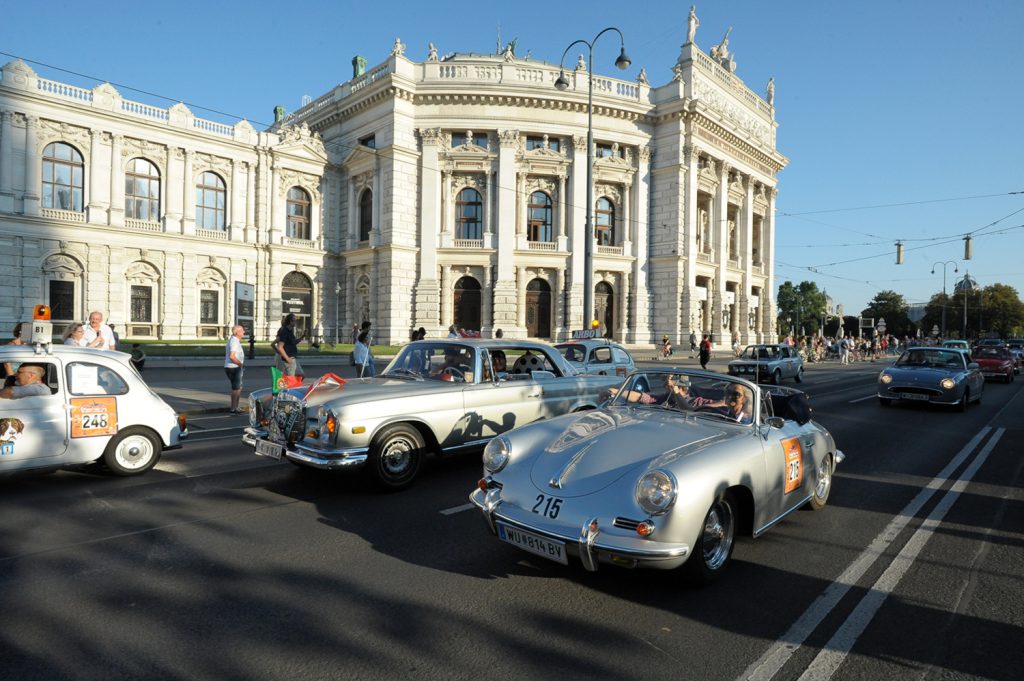 Oldtimer Autos auf der Ringstraße in Wien
