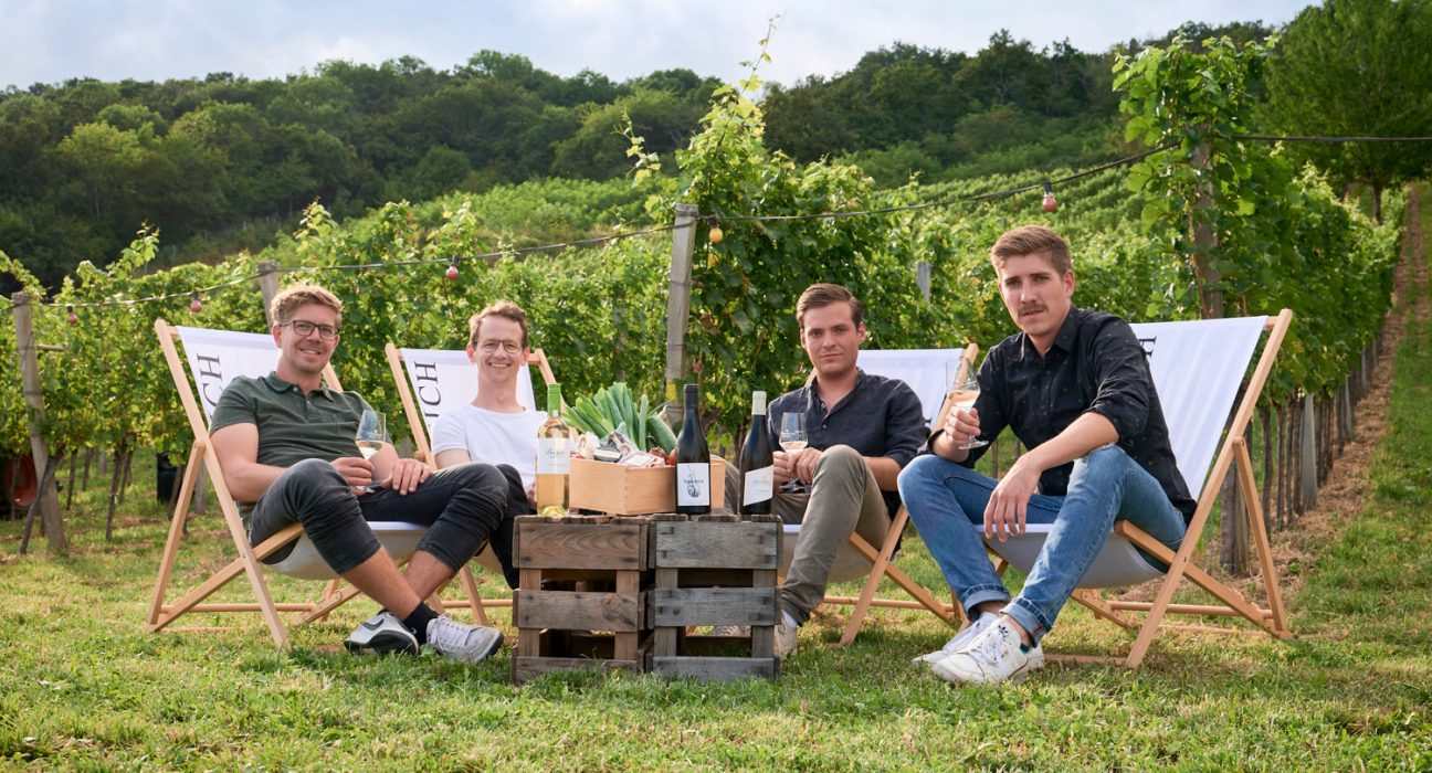 Mitglieder des Weinquartett sitzend auf Sesseln im Weingarten