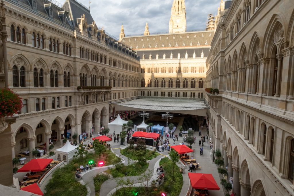 Arkadenhof des Wiener Rathaus von oben beim Wiener Kabarettfestival