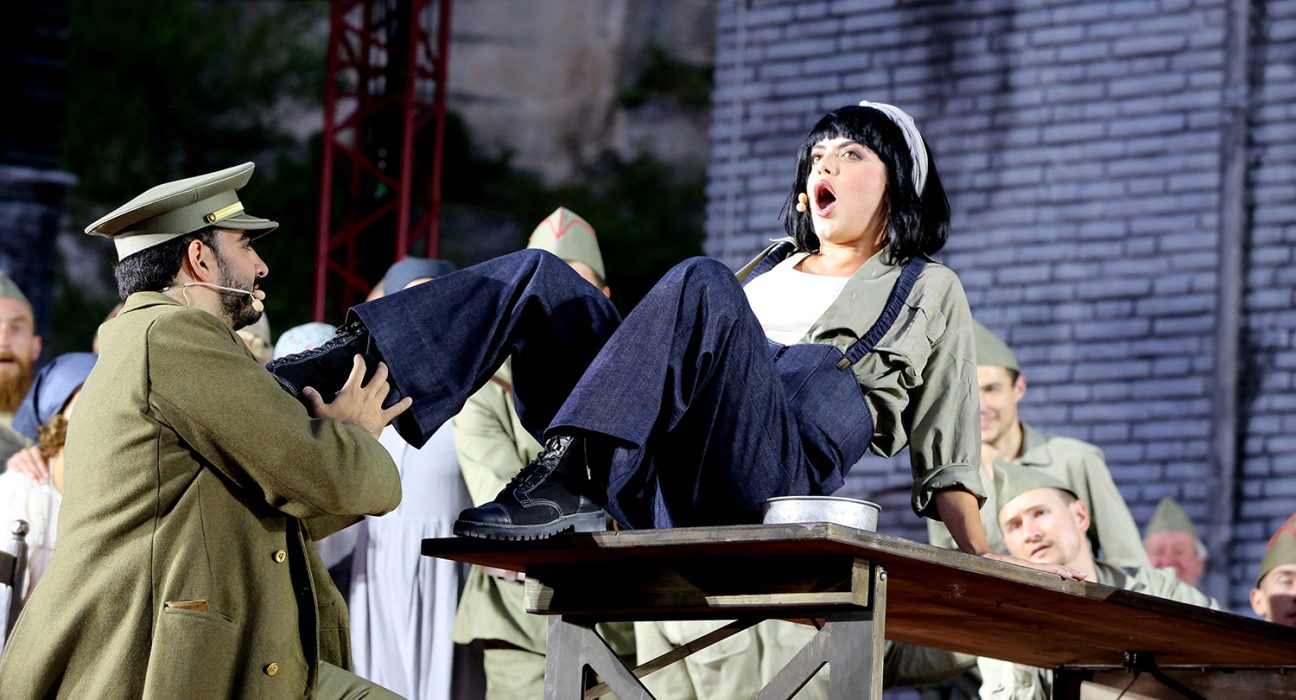 Joyce El-Khoury als Carmen auf der Bühne bei der Oper im Steinbruch St. Margarethen