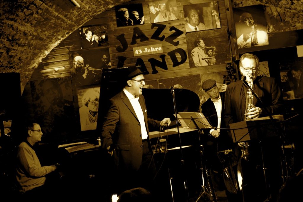 Herb Caruso mit Band auf der Bühne des Jazzland. © Herb Caruso