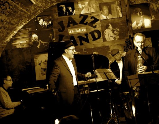 Herb Caruso mit Band auf der Bühne des Jazzland. © Herb Caruso