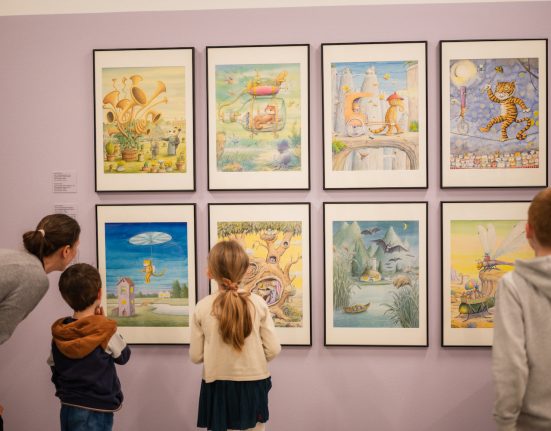 Drei Kinder und eine Frau betrachten acht Bilder von Erwin Moser © Walter Skokanitsch/Kunstmeile Krems