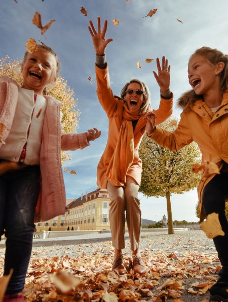 Besucher im Herbst in Schloss Hof