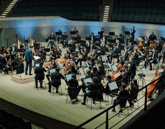 Das Kyiv Symphony Orchestra mit dem Dirigenten Luigi Gaggero auf einer Konzertbühne. © Elza Zherebchuk