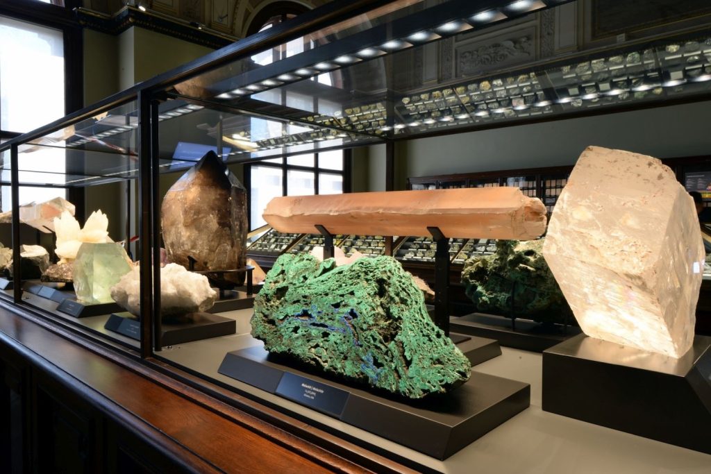 Mittelvitrine der Ausstellung „Welt der Kristalle“ im Naturhistorischen Museum Wien © NHM Wien, Alice Schumacher