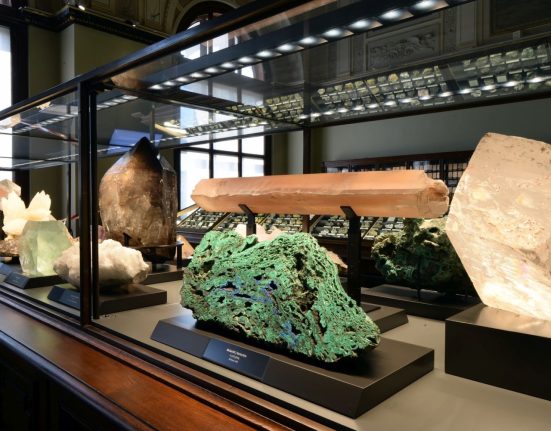 Mittelvitrine der Ausstellung „Welt der Kristalle“ im Naturhistorischen Museum Wien © NHM Wien, Alice Schumacher