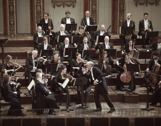 Das Orchester Wiener Akademie mit dem Dirigenten Martin Haselböck auf einem Konzertpodium © Meinrad Hofer