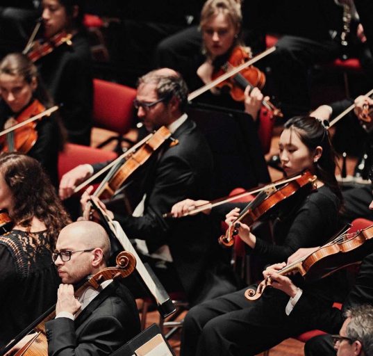 Musikerinnen und Musiker des Royal Concertgebouw Orchestra auf einem Konzertpodium © Milagro Elstak