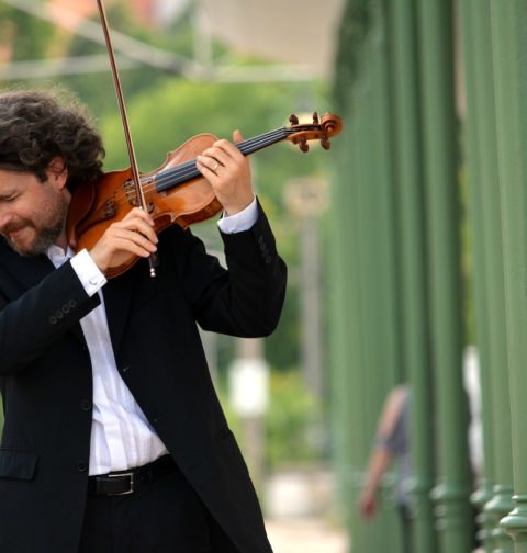 Aliosha Biz spielt auf seiner Violine