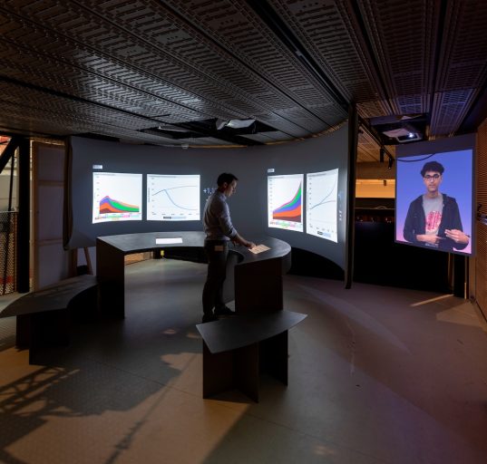 Mit einem interaktiven Simulator können Besucher von „Energiewende“ unterschiedliche Maßnahmen des Klimaschutzes durchführen und bekommen die jeweiligen Auswirkungen aufgezeigt. © Technisches Museum Wien