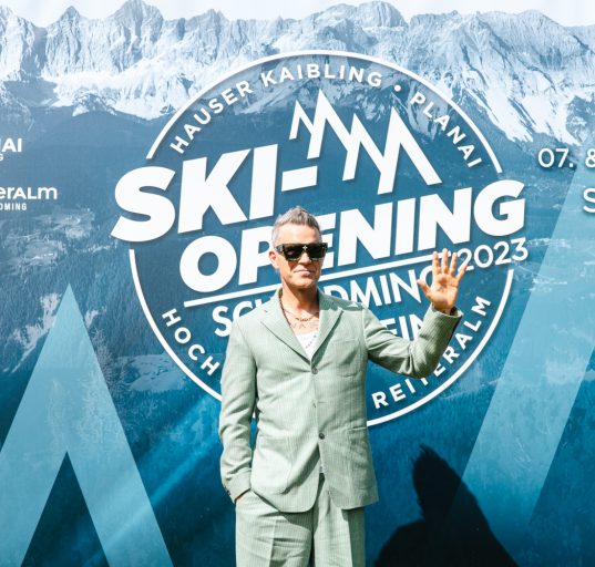 Sänger Robbie Williams bei der Pressekonferenz des Ski Openings Schladming-Dachstein