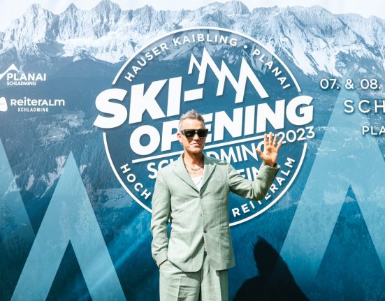 Sänger Robbie Williams bei der Pressekonferenz des Ski Openings Schladming-Dachstein