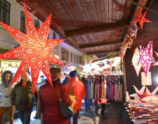 roter Leuchtstern, im Hintergrund der Weihnachtsmarkt