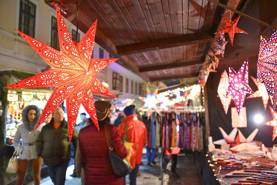 roter Leuchtstern, im Hintergrund der Weihnachtsmarkt