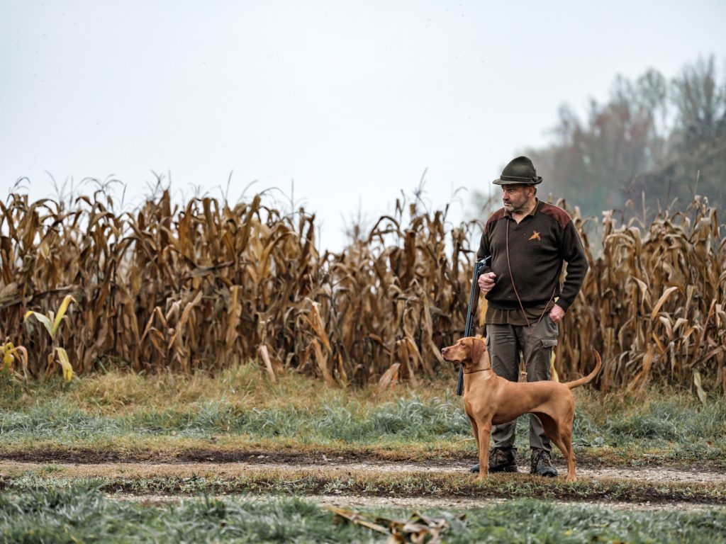 Georg Wurm und sein Hund stehen auf einem Feld