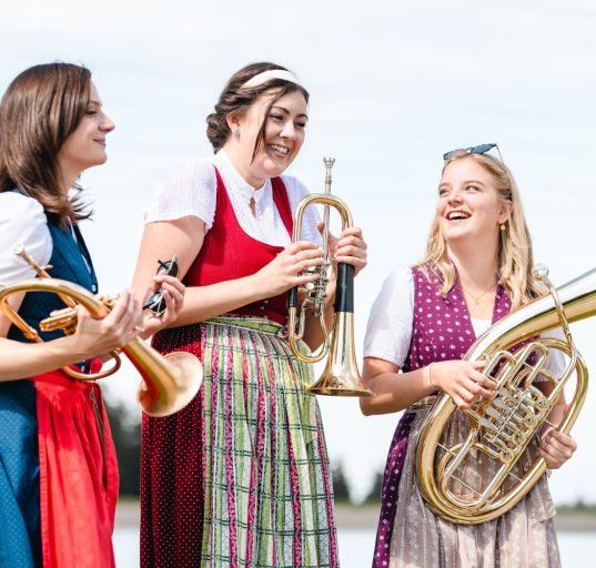 drei Frauen im Dirndl mit Instrumenten in der Hand