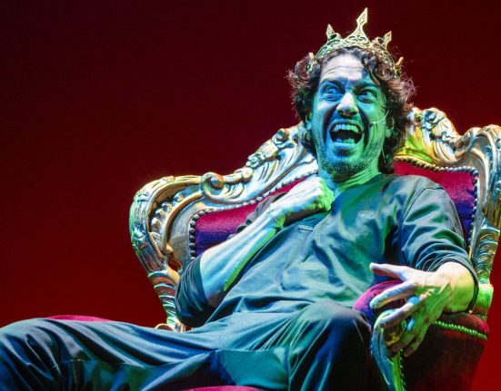 Stefano Bernardin als Hamlet mit Krone auf einem Thron. © Karl Satzinger