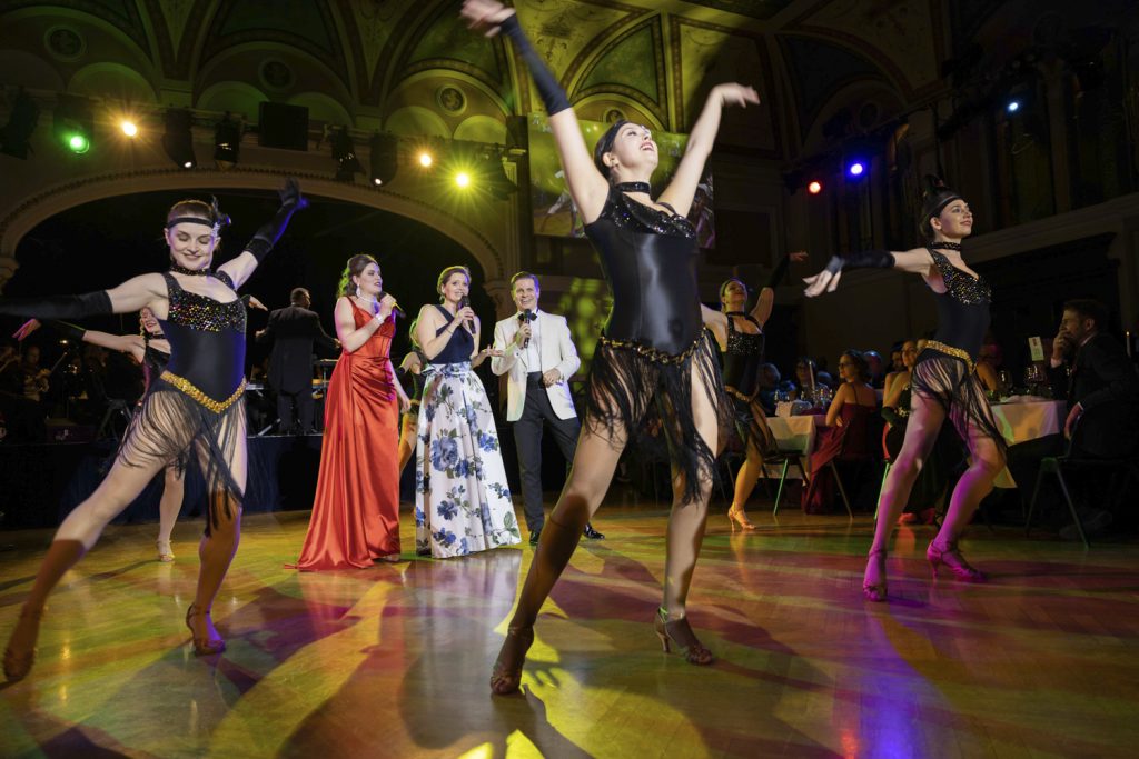 Tänzer und Tänzerinnen im Kostüm beim Ball Royale in Baden
