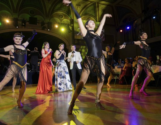 Tänzer und Tänzerinnen im Kostüm beim Ball Royale in Baden