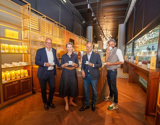 Von Links: Vorstand der Flughafen Wien AG Julian Jäger, CEO Lagardère Travel Retail Austria Ursula Fürnhammer sowie Rudi Kobza und Valentin Siglreithmaier, Mitarbeiter von Bieder & Maier mit Kaffeetassen in der Hand im Café.