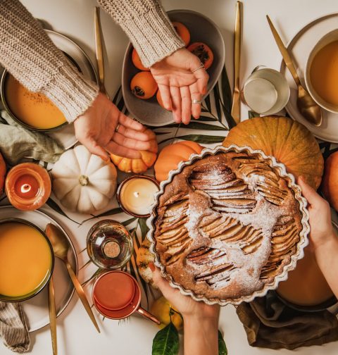 Tisch voller Köstlichkeiten von Kürbis bis Kuchen beim Erntedankfest