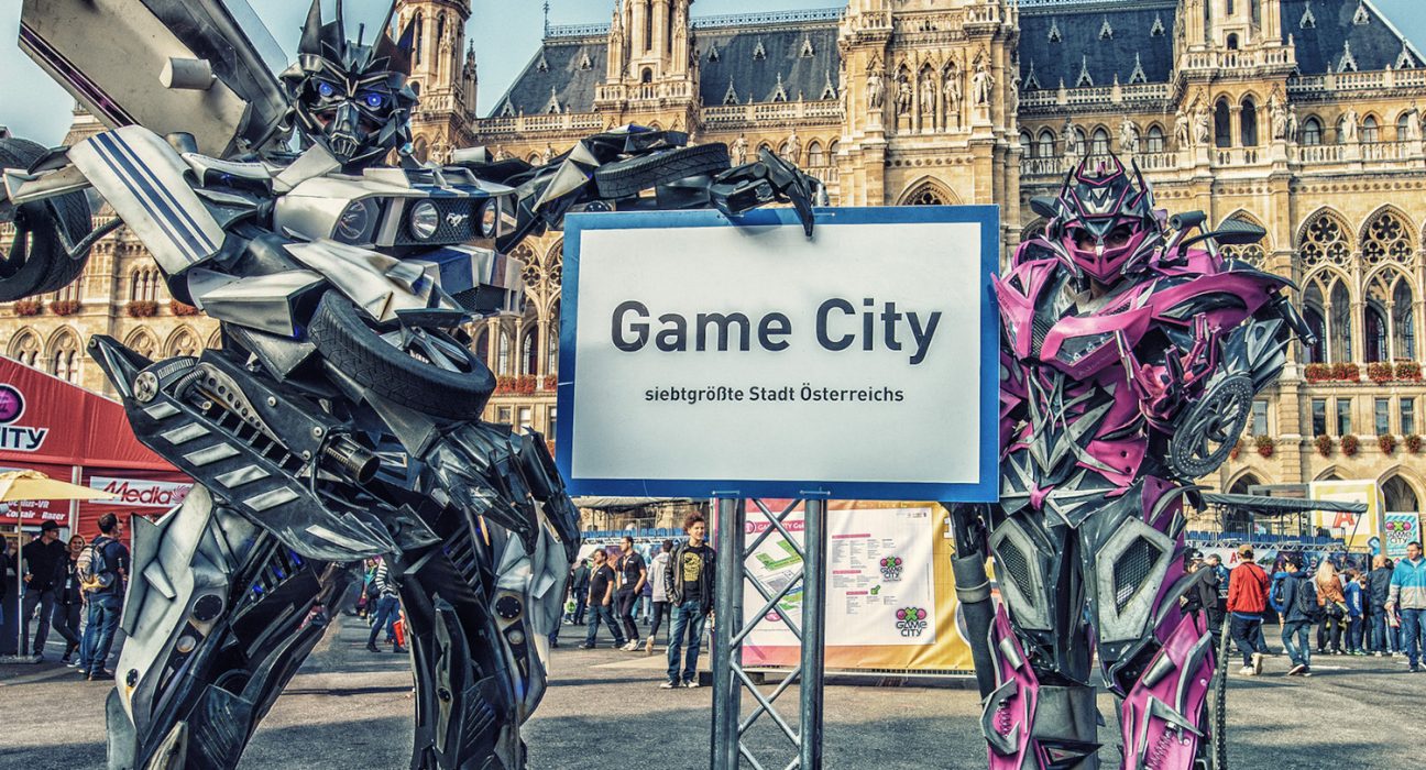 Transformers vor Rathaus in Wien mit Schild Game City
