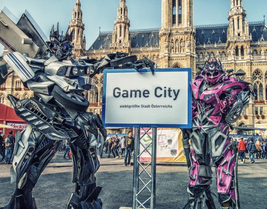 Transformers vor Rathaus in Wien mit Schild Game City