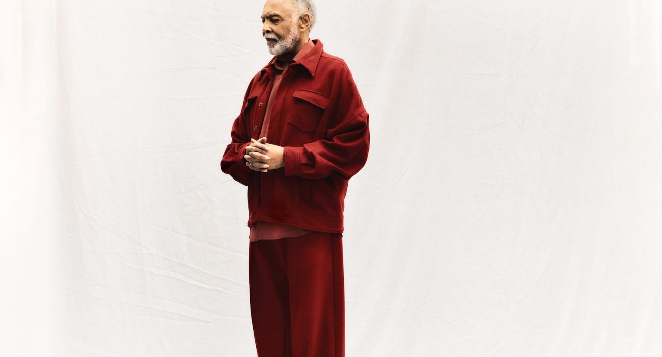 Der Musiker Gilberto Gil steht ohne Instrument in rotem Gewand da. © Pedro Napolinário