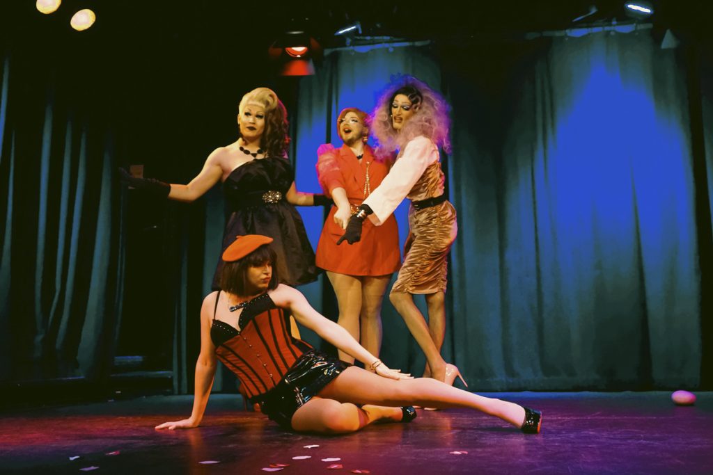 Die vier Drag Queens Monday Depression, Miss Choices, Das Zirkuspferd und Carmen Michaels posieren auf einer Bühne