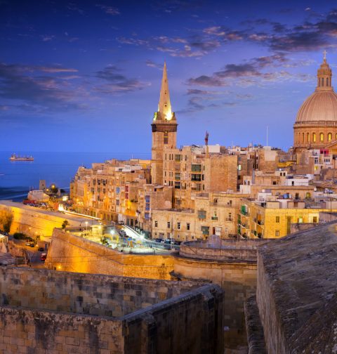 Blick auf die beleuchtete Stadt Valletta bei einer romantischen Abendstimmung